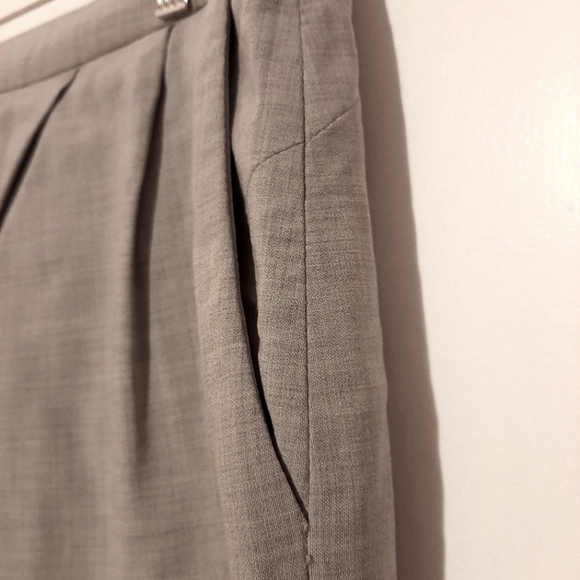Aritizia Babaton Grey Skirt - Picture 2 of 5
